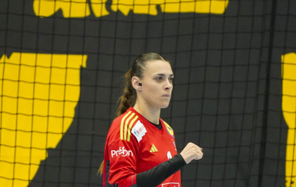 Laura Glauser le point serré ©FFHandball__Icon_Sport