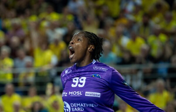 Hatadou Sako explose de joie suite à l'issue du match retour contre le CSM Bucarest, qualificatif pour le final four de la Ligue des champions